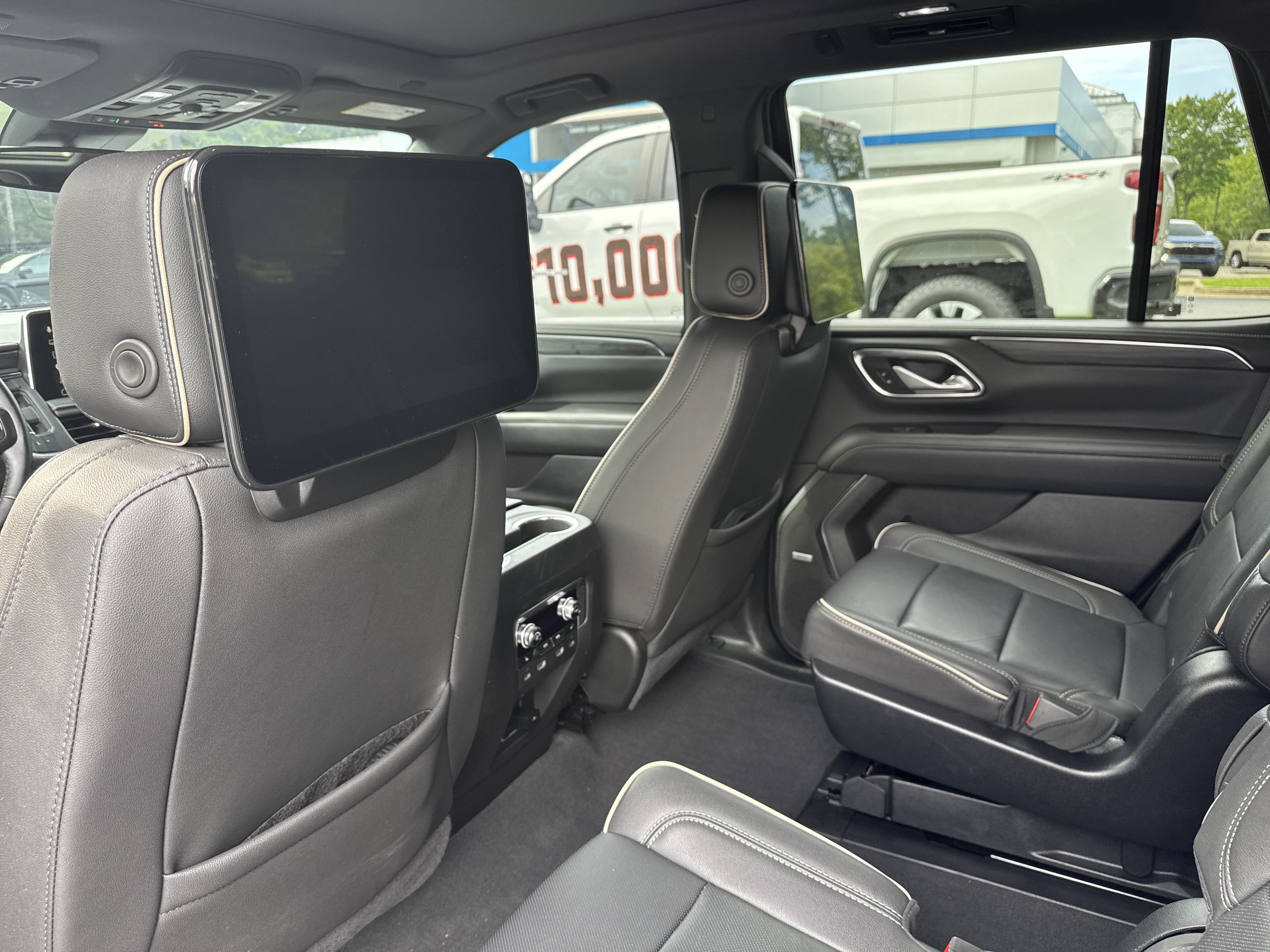 Certified 2024 GMC Yukon SLT w/ SLT Premium Package AWD/4WD image 11