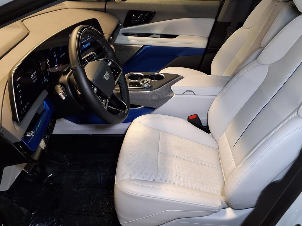 Certified 2025 Cadillac Optiq Luxury 2 w/ LPO, Floor Liner Package AWD/4WD image 11