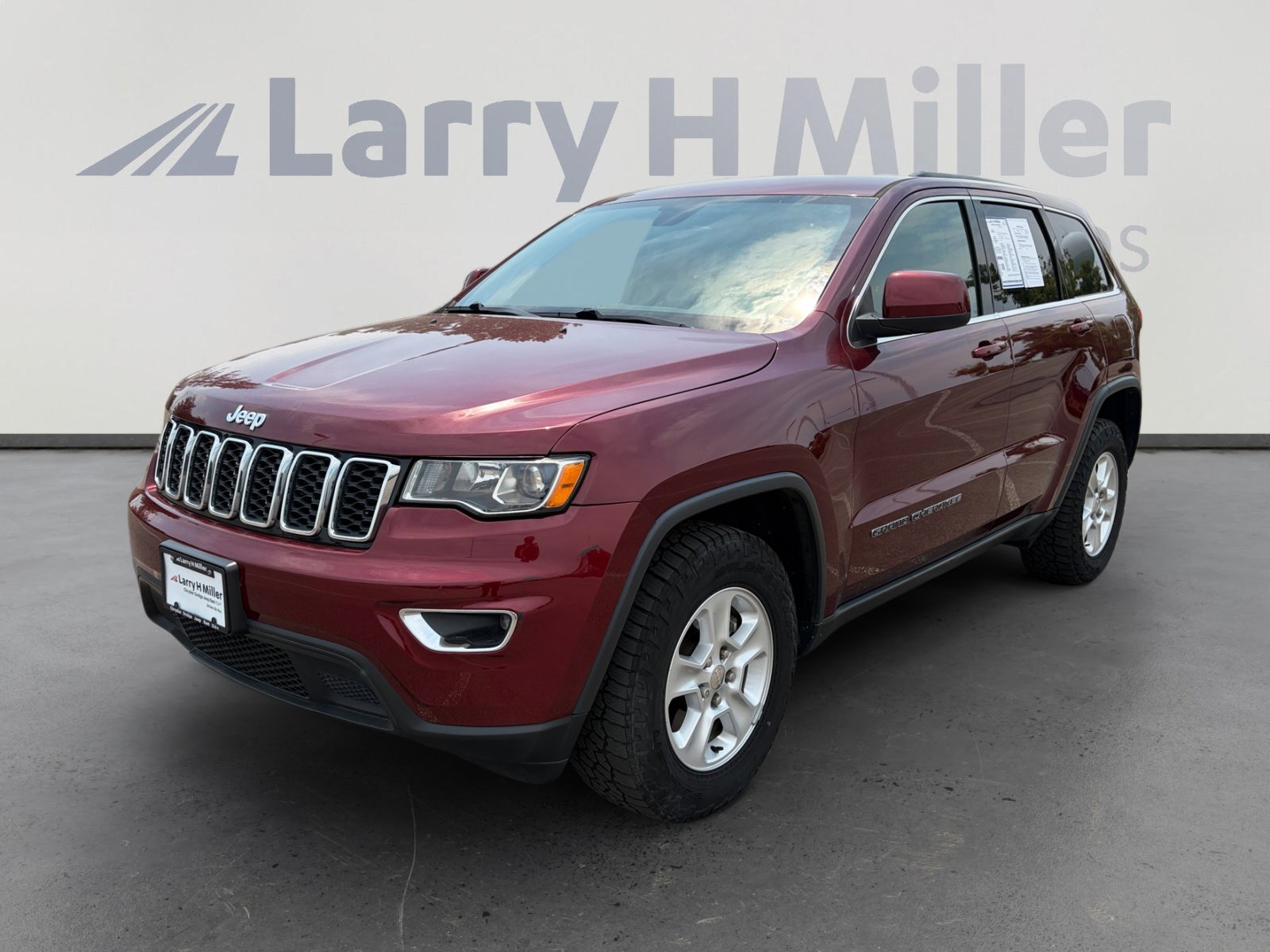 Used 2017 Jeep Grand Cherokee Laredo AWD/4WD image 1