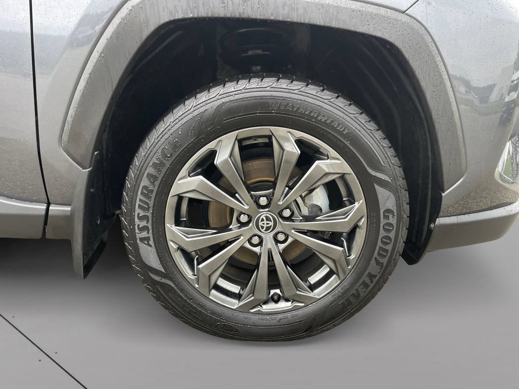 Used 2022 Toyota RAV4 XLE Premium AWD/4WD image 9