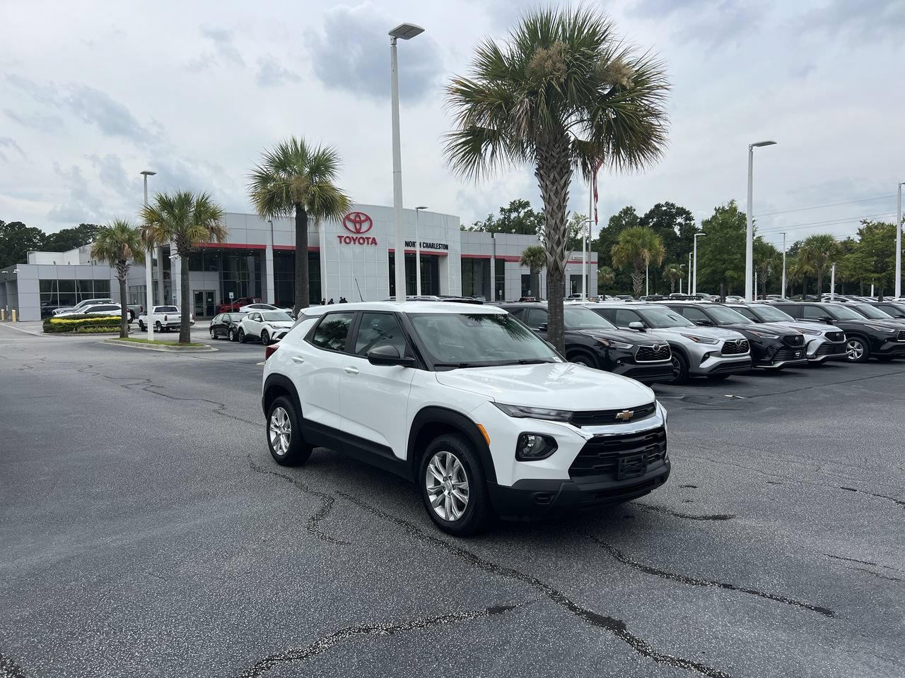 Used 2023 Chevrolet TrailBlazer LS AWD/4WD image 2