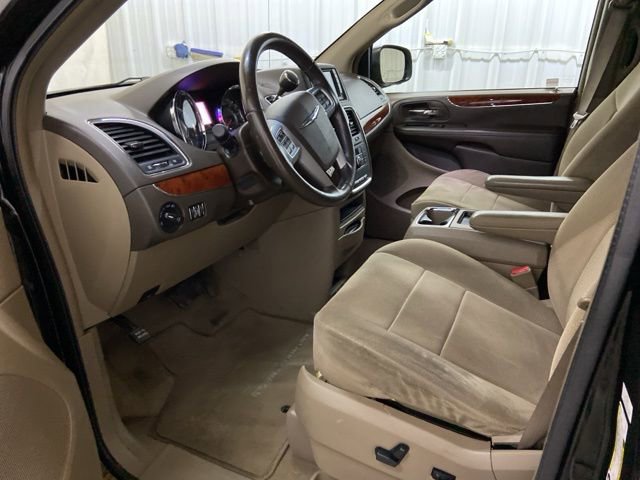 Used 2014 Chrysler Town & Country Touring FWD image 38