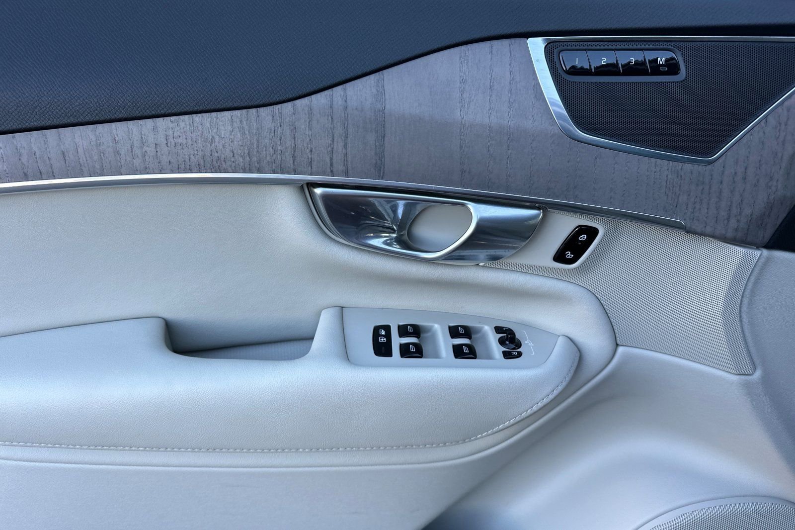 Used 2023 Volvo XC90 T8 Core image 14