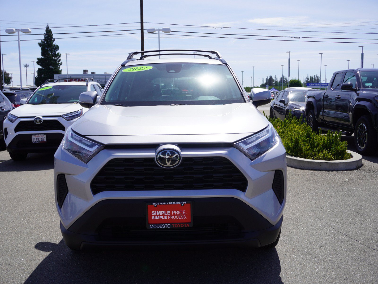 Used 2022 Toyota RAV4 XLE w/ Convenience Package FWD image 4