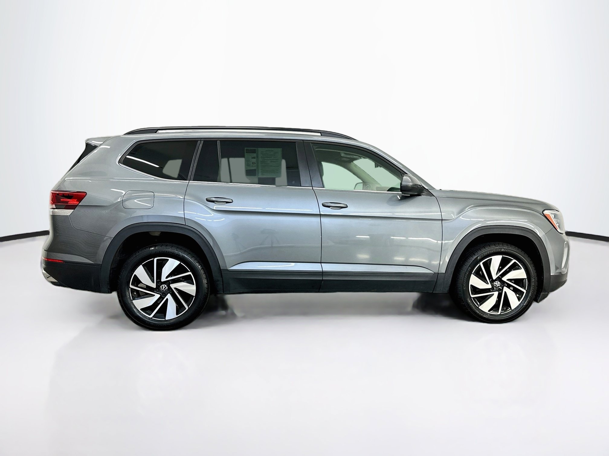 Used 2025 Volkswagen Atlas SE AWD/4WD image 10