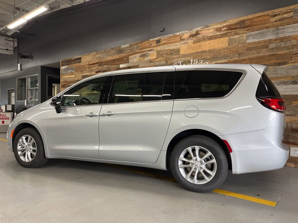 New 2026 Chrysler Pacifica Select image 17