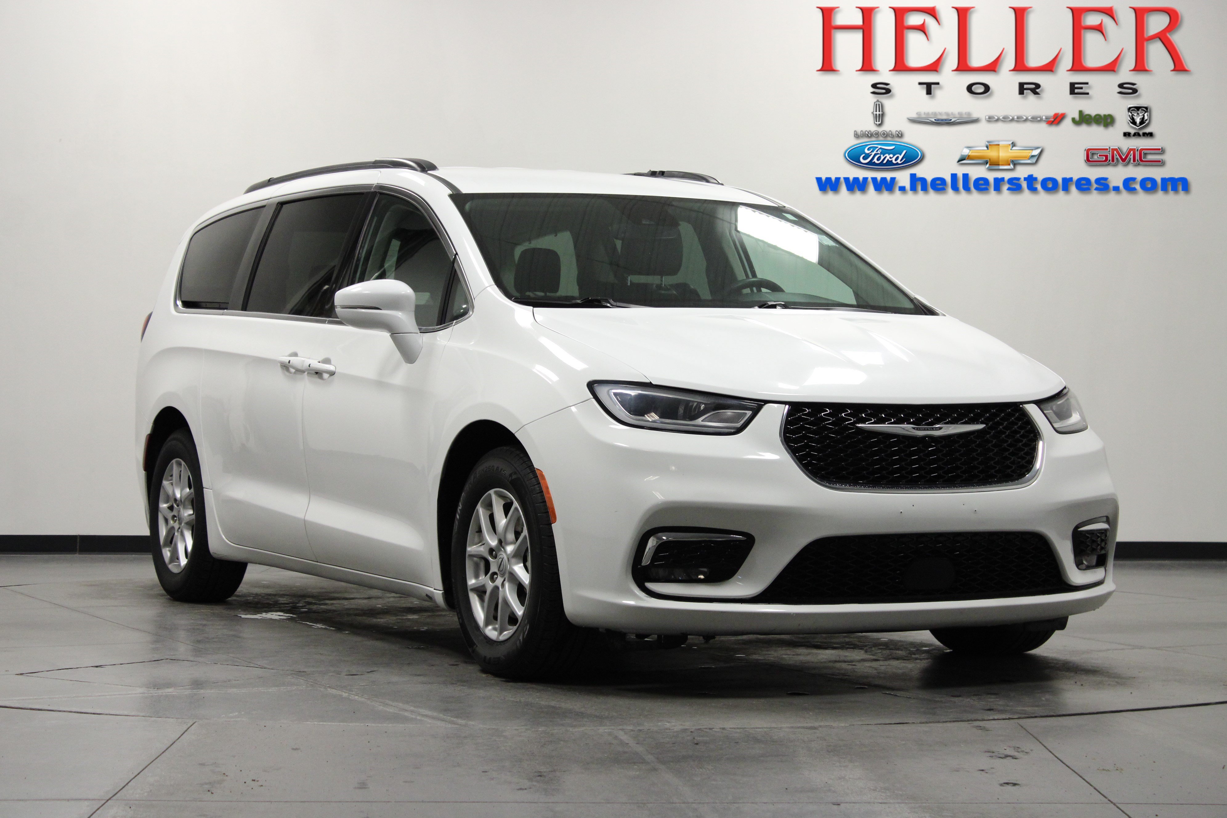 Used 2022 Chrysler Pacifica Touring-L FWD image 1