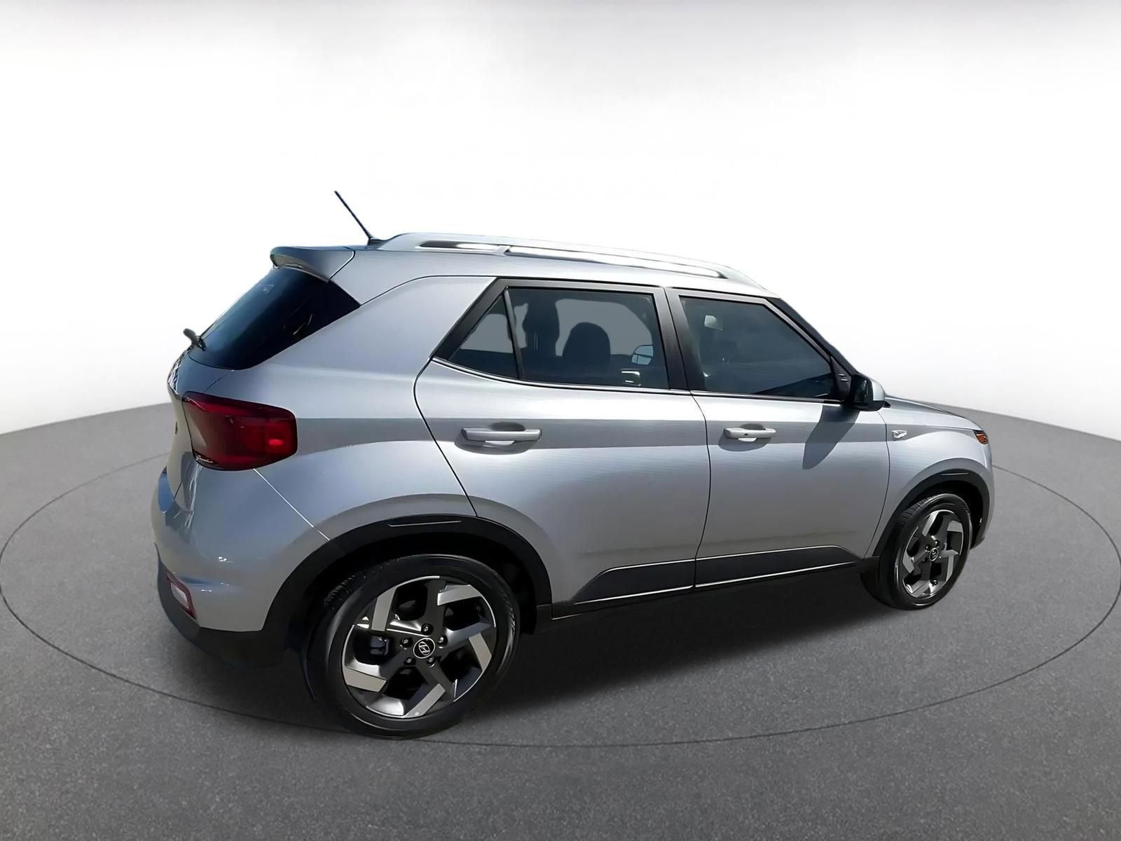 Used 2025 Hyundai Venue SEL FWD image 15