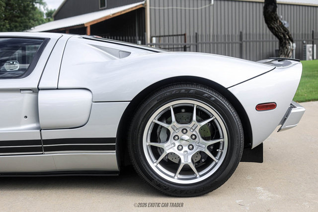 Used 2005 Ford GT RWD image 5