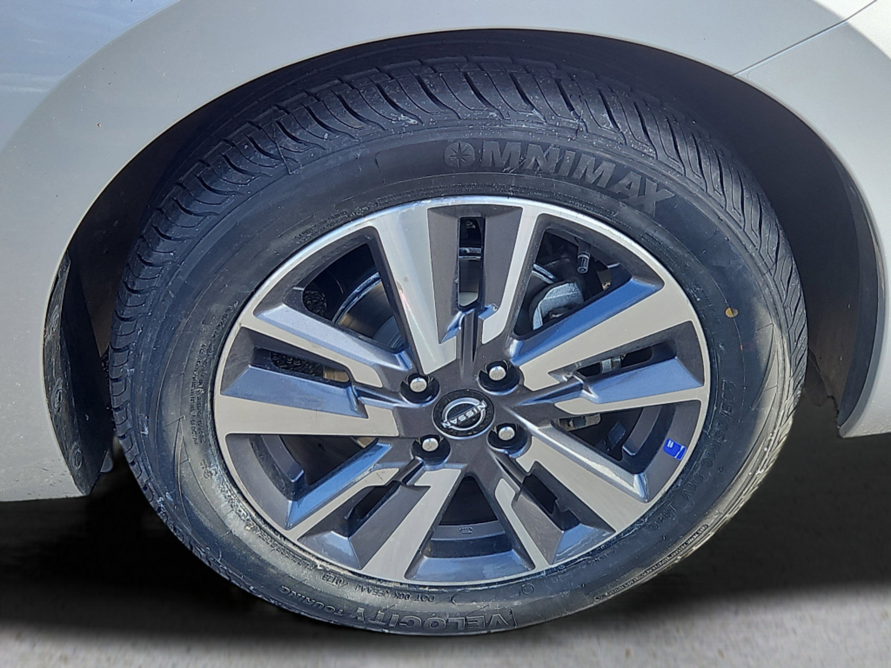 Used 2023 Nissan Versa SV image 3