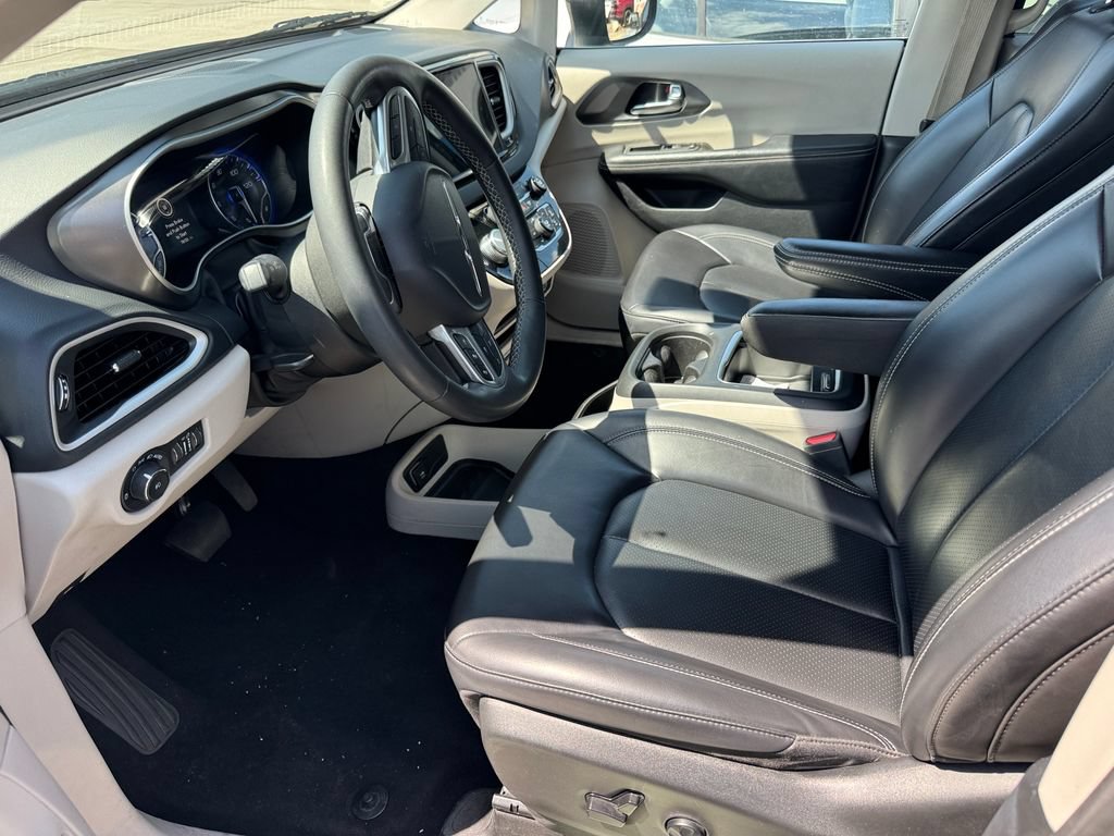 Used 2023 Chrysler Pacifica Touring-L FWD image 21