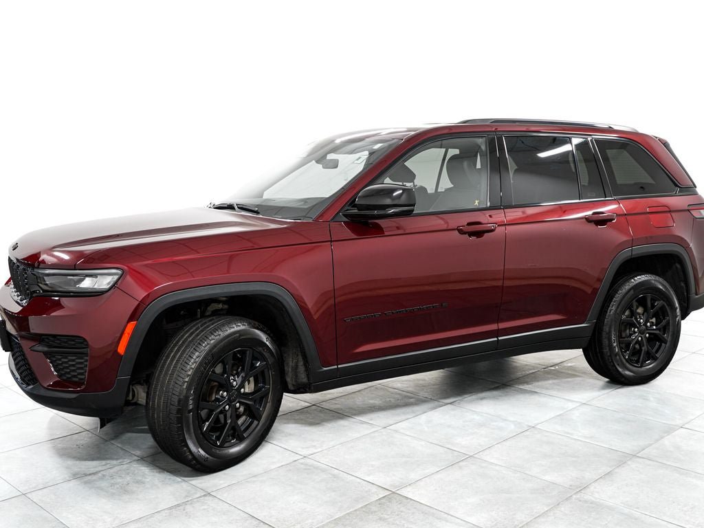 Used 2025 Jeep Grand Cherokee Altitude AWD/4WD image 4