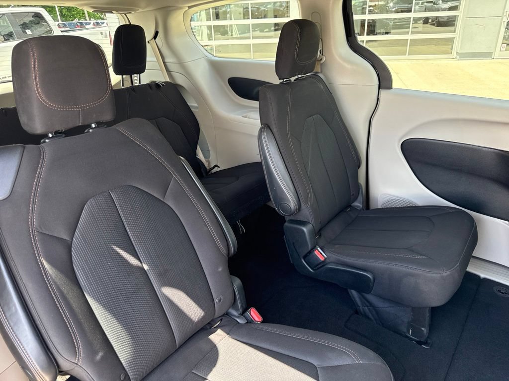 Used 2017 Chrysler Pacifica Touring FWD image 34