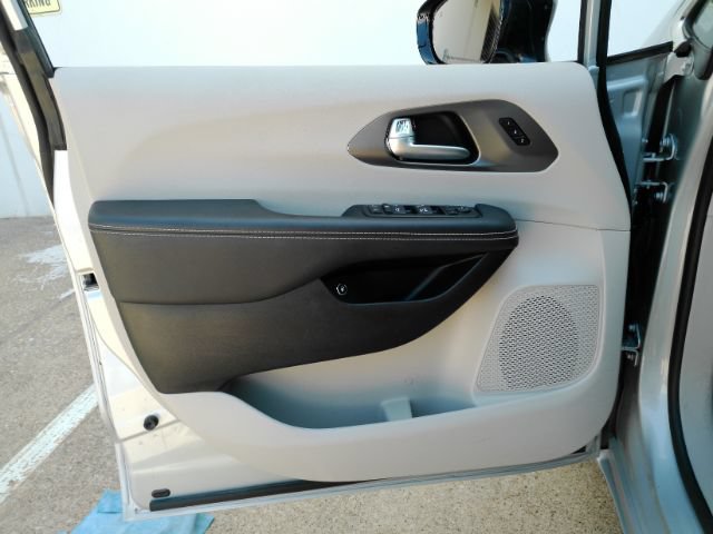 Used 2024 Chrysler Pacifica Limited FWD image 13