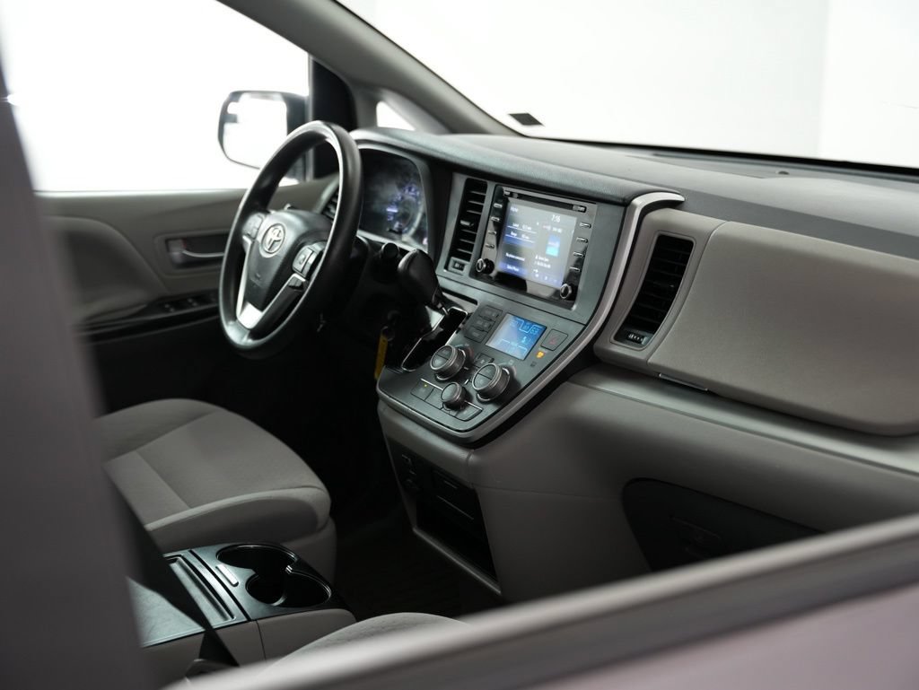Used 2020 Toyota Sienna LE FWD image 47