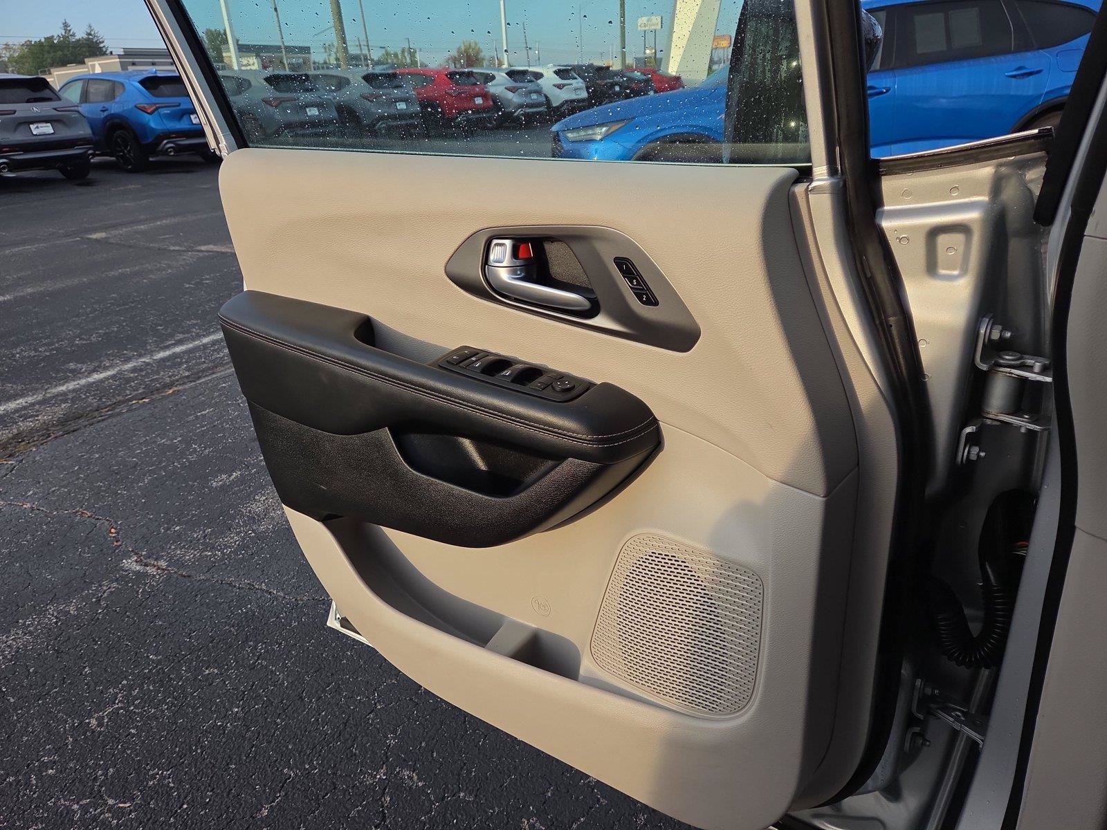 Used 2024 Chrysler Pacifica Touring-L FWD image 17