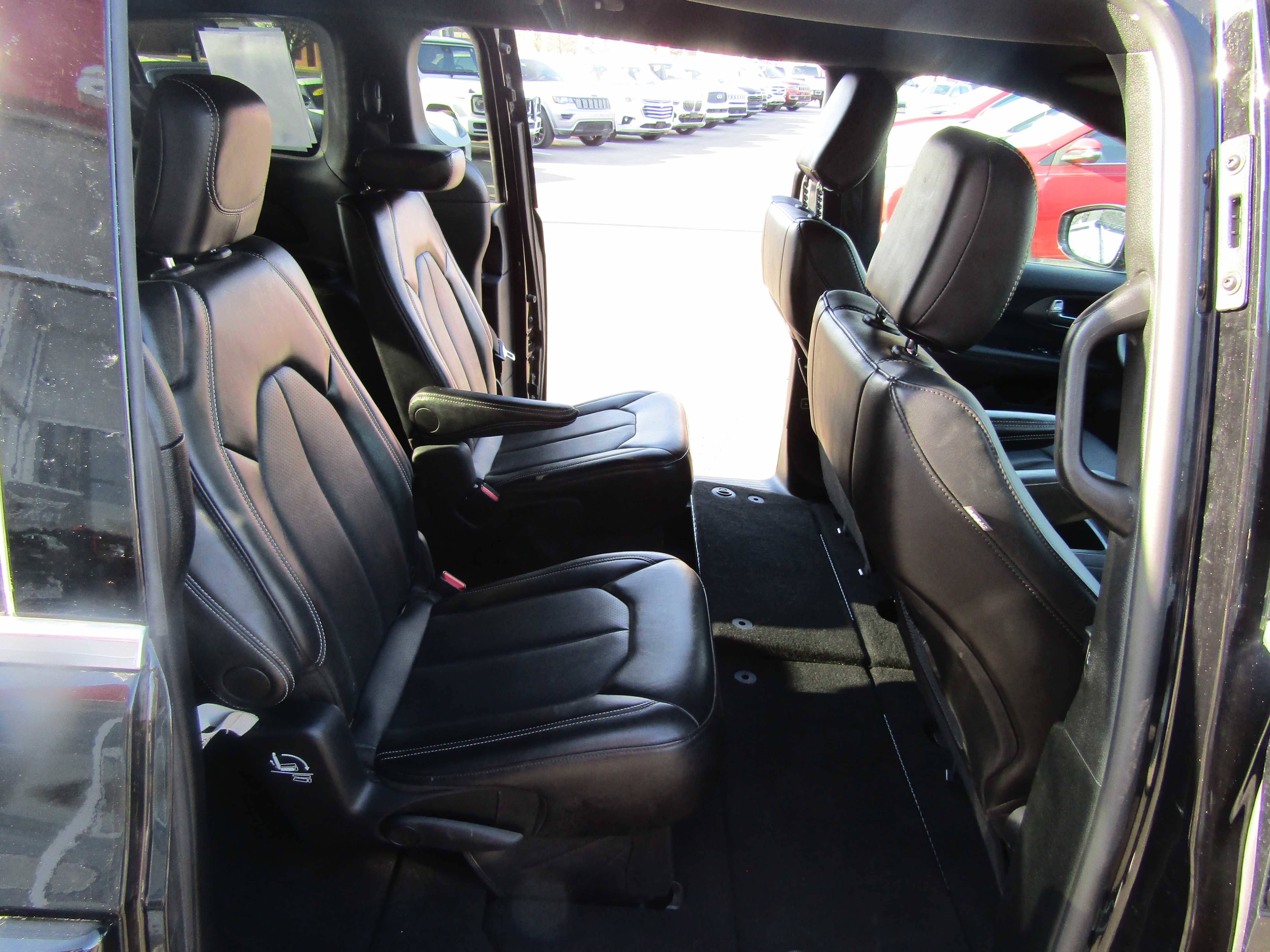 Used 2025 Chrysler Pacifica Select image 10