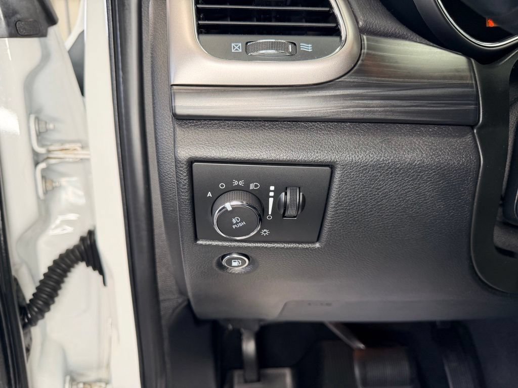 Used 2020 Jeep Grand Cherokee Altitude AWD/4WD image 17