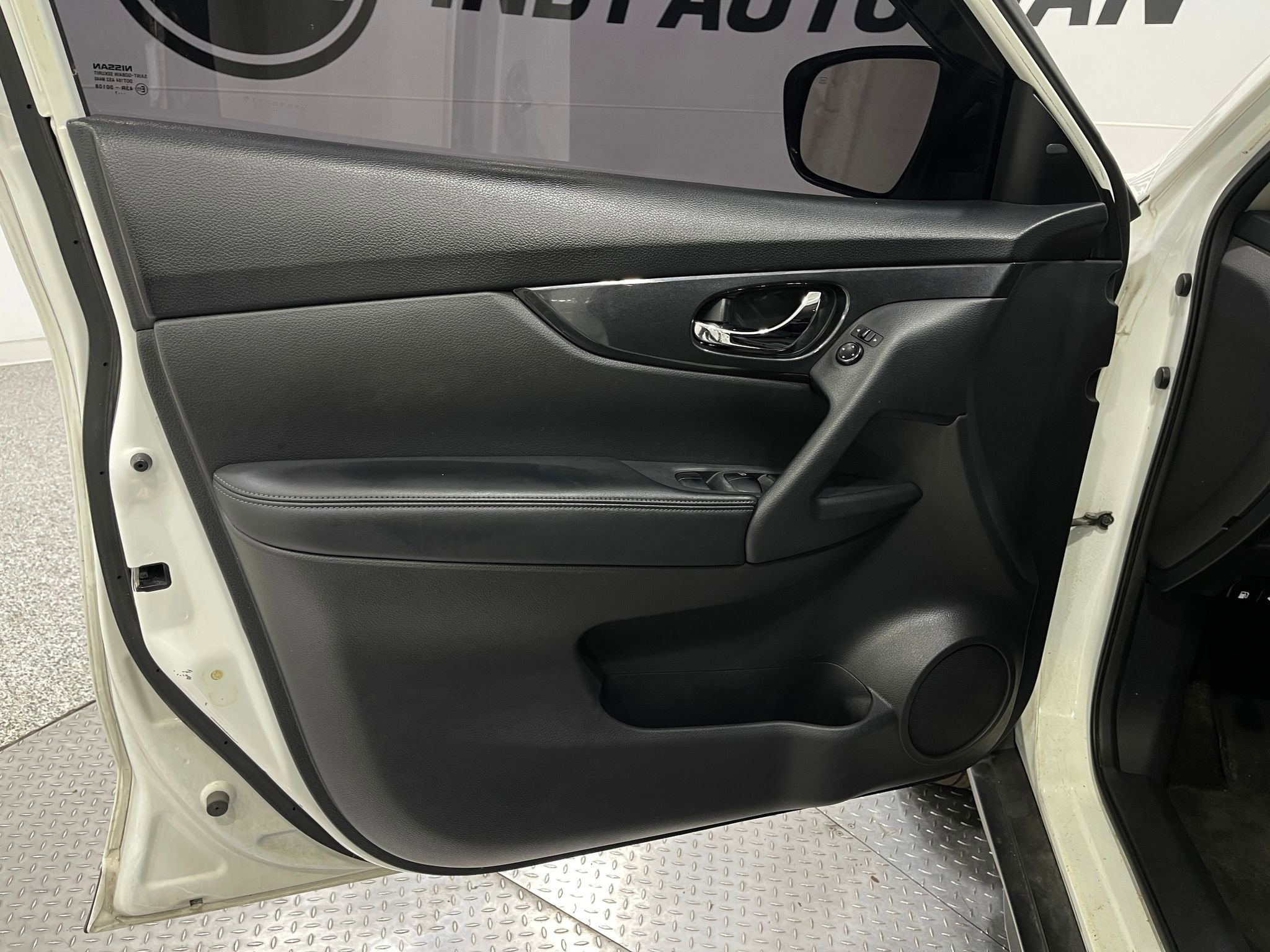 Used 2017 Nissan Rogue SV AWD/4WD image 13