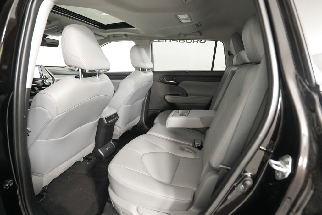 Used 2022 Toyota Highlander XLE AWD/4WD image 13