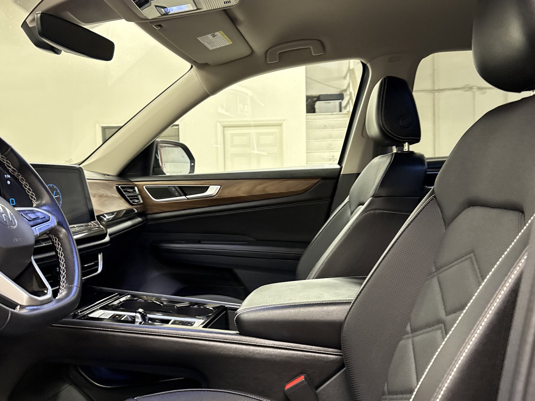 Used 2024 Volkswagen Atlas SE w/ Black Wheel Package image 4