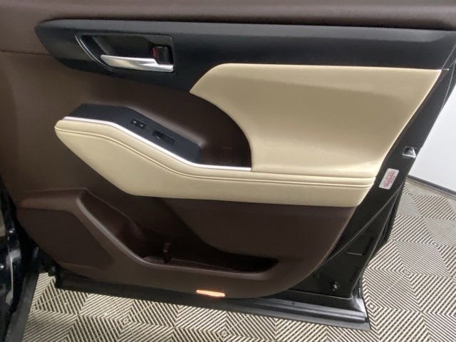 Used 2022 Toyota Highlander XLE image 12