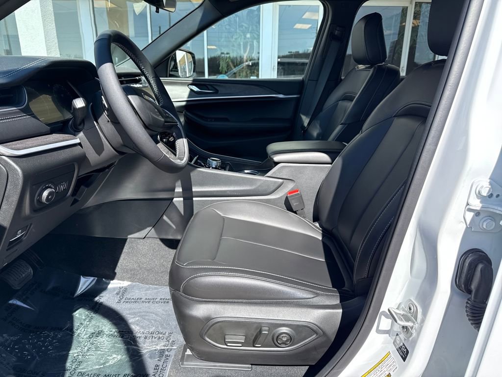 New 2025 Jeep Grand Cherokee L Limited w/ Black Appearance Package image 9