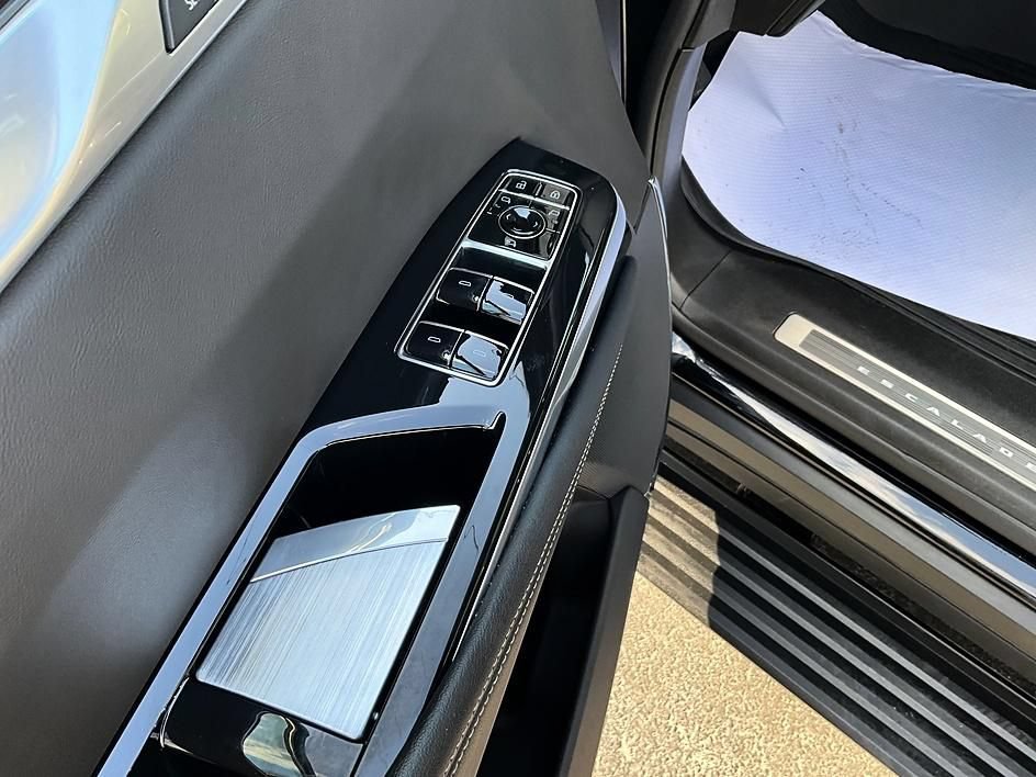 Used 2026 Cadillac Escalade ESV Luxury w/ LPO, Floor Liner Package AWD/4WD image 13