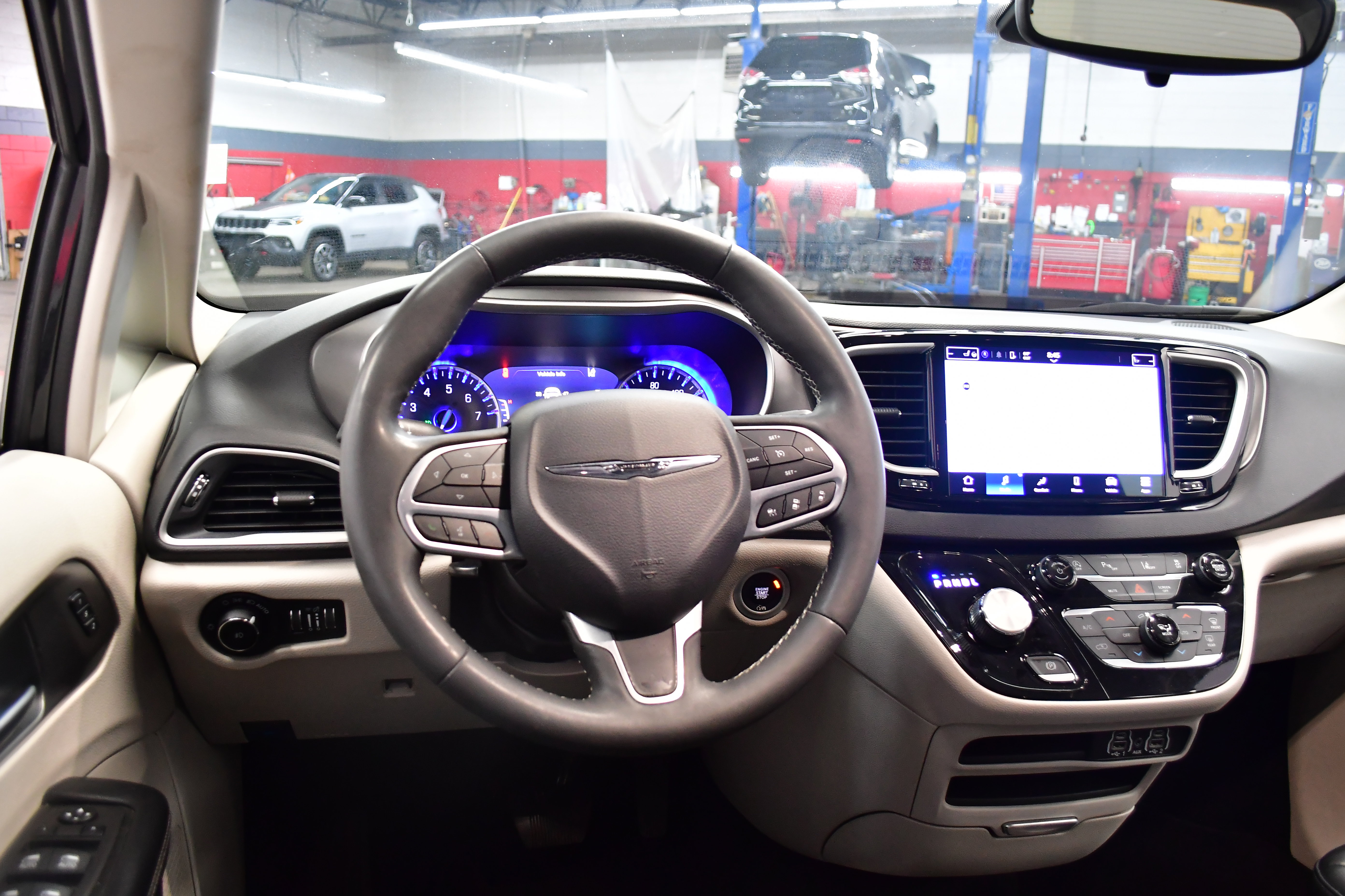 Used 2023 Chrysler Pacifica Touring-L FWD image 15