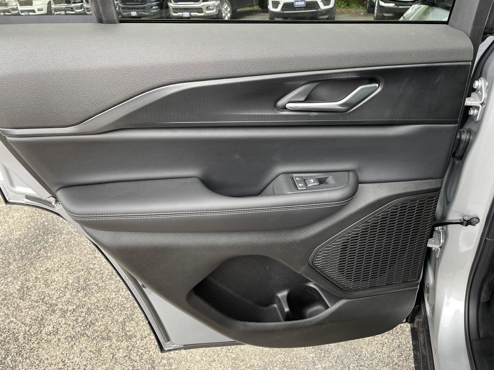 Used 2025 Jeep Grand Cherokee Laredo AWD/4WD image 37