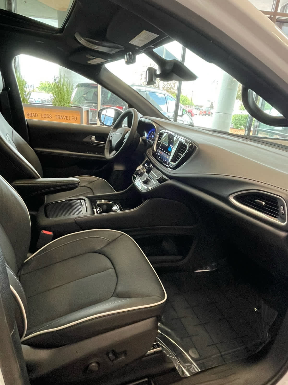 New 2027 Chrysler Pacifica Limited AWD/4WD image 19