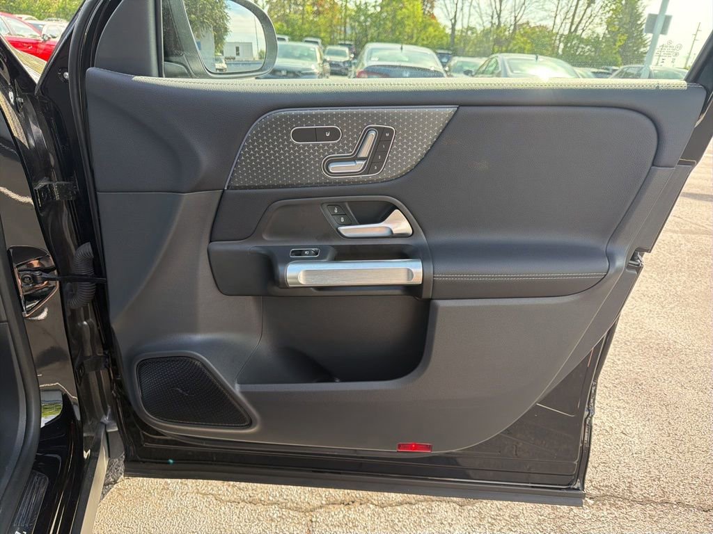 Used 2025 Mercedes-Benz GLB 250 image 23