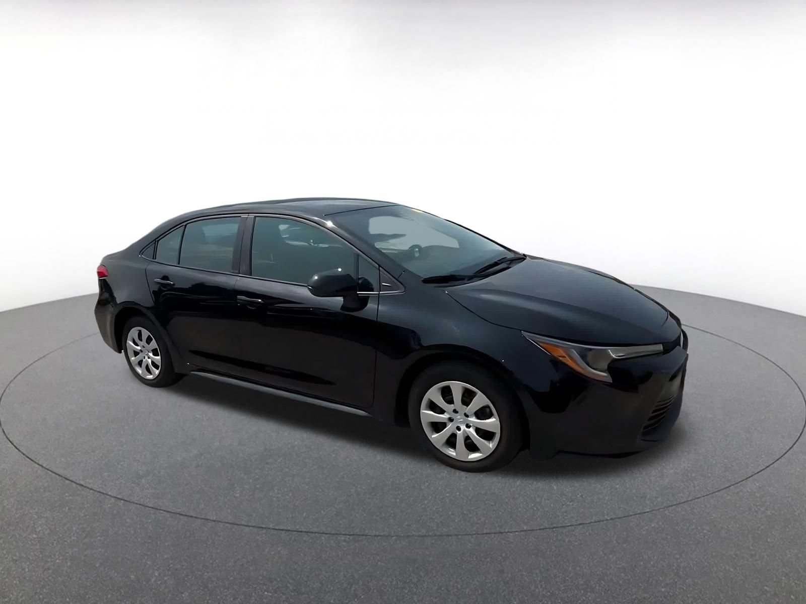 Used 2025 Toyota Corolla LE FWD image 2