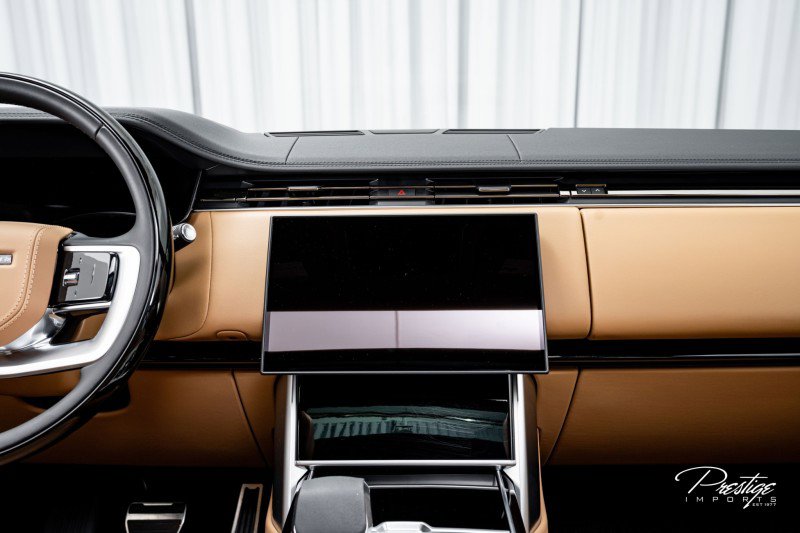 Used 2025 Land Rover Range Rover SE image 32