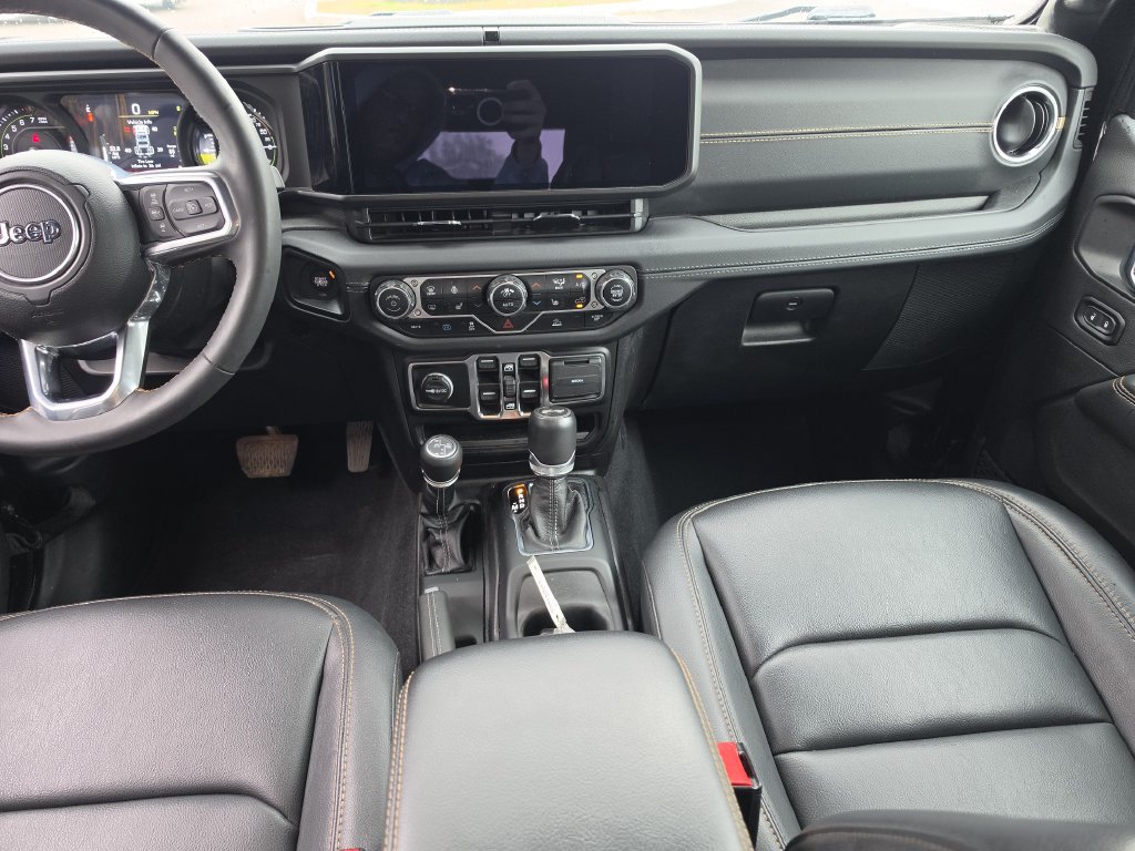Used 2024 Jeep Wrangler Unlimited Sahara AWD/4WD image 15