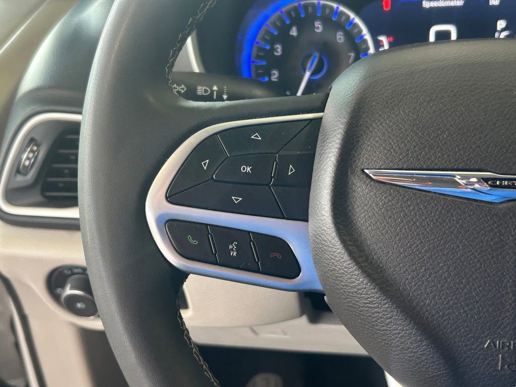 Used 2024 Chrysler Pacifica Touring-L image 39