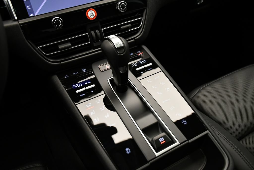 Certified 2026 Porsche Macan AWD/4WD image 33