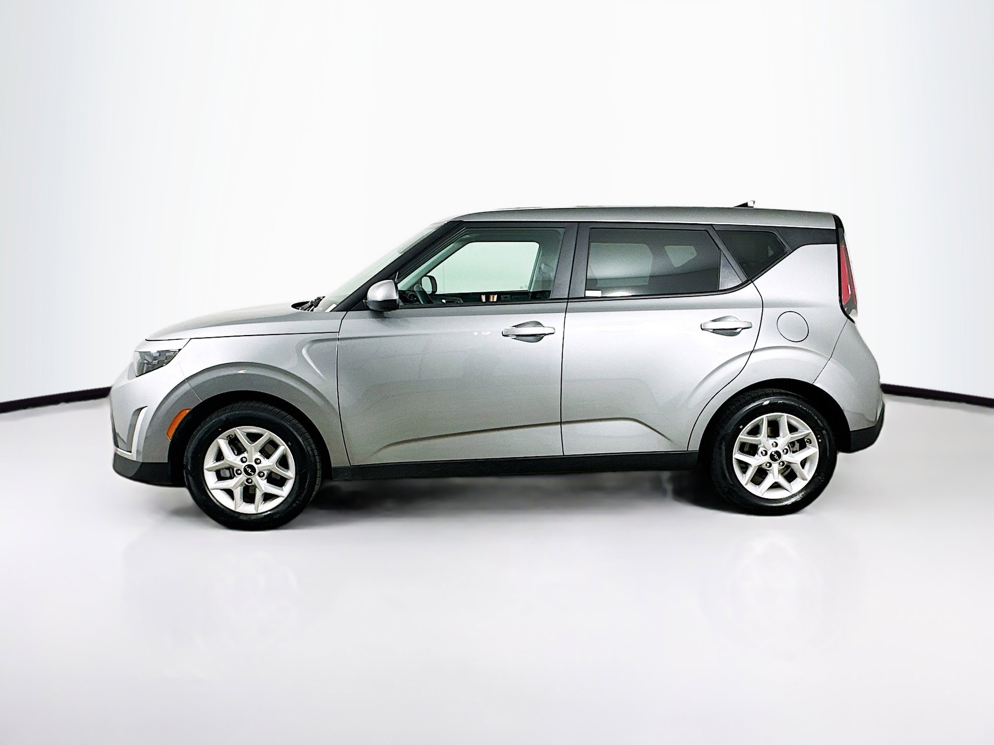 Used 2025 Kia Soul LX w/ LX Technology Package image 4