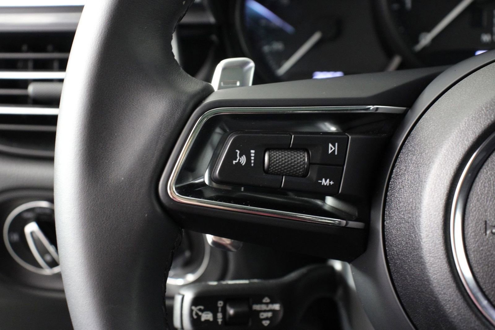 Certified 2025 Porsche Macan image 14