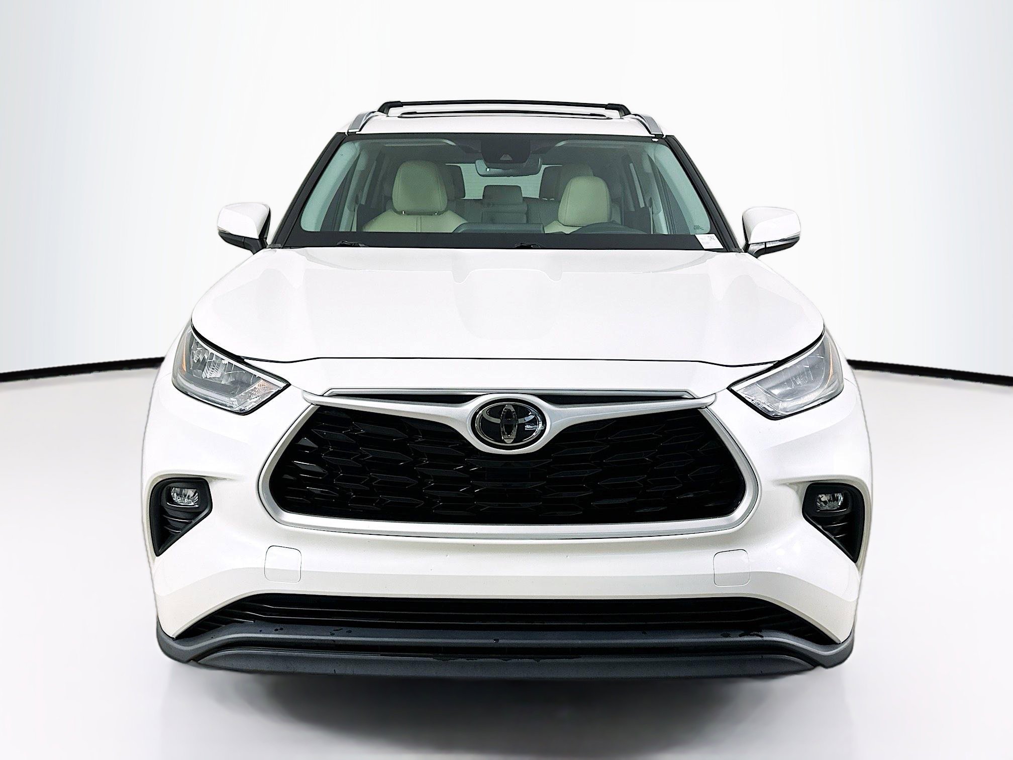 Used 2020 Toyota Highlander XLE image 2