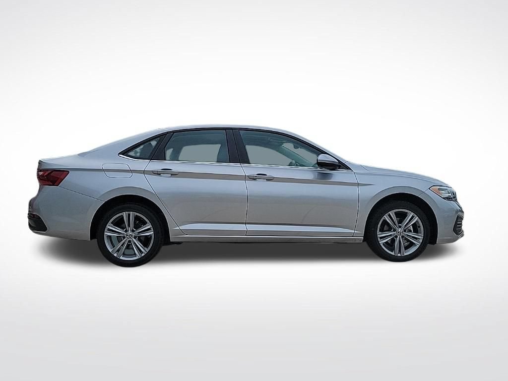 Used 2024 Volkswagen Jetta SE FWD image 5