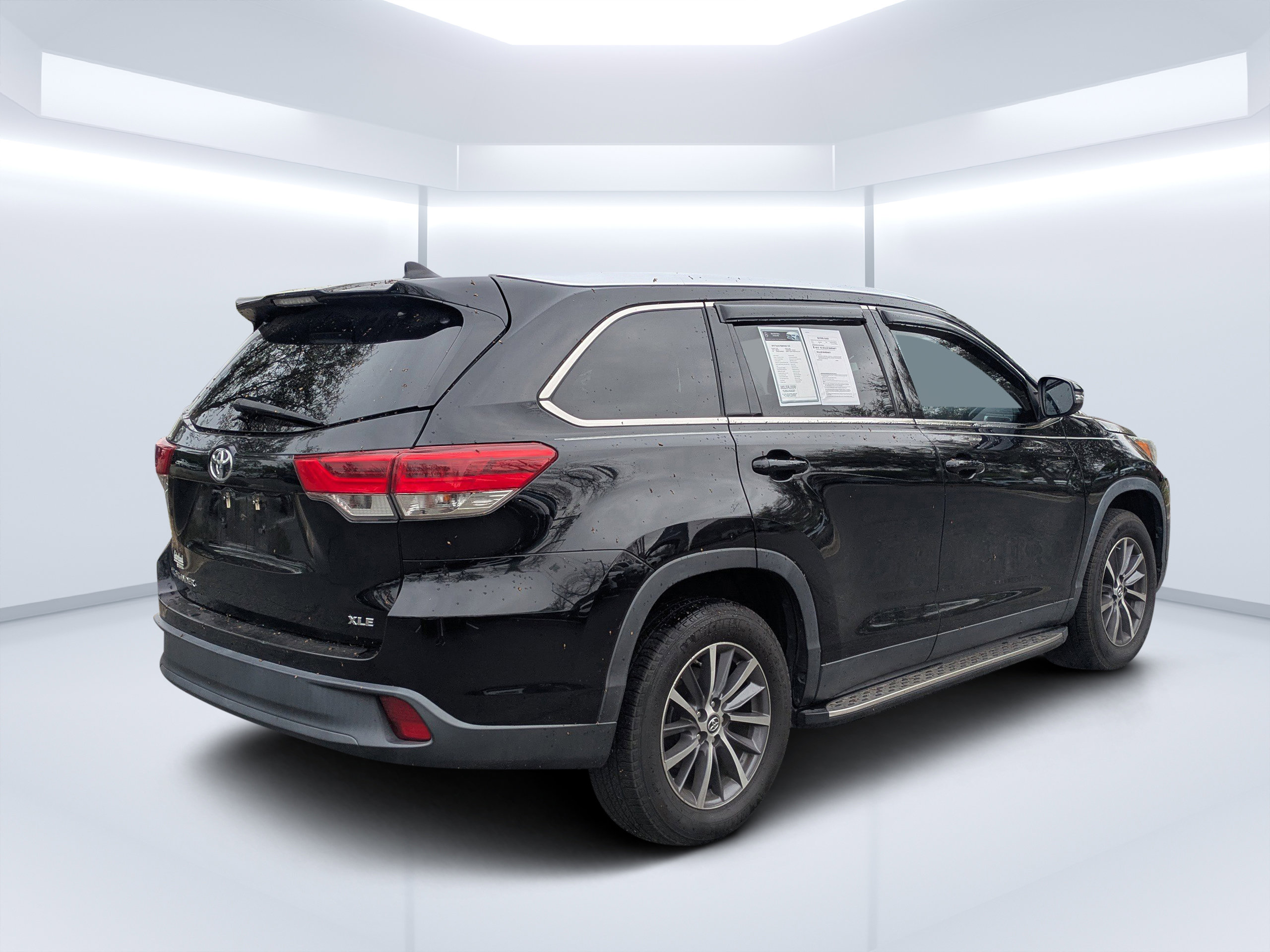 Used 2019 Toyota Highlander XLE image 3
