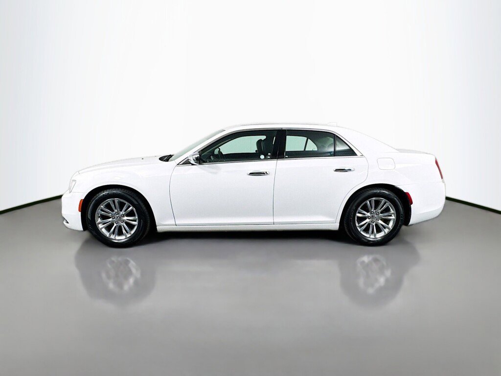 Used 2017 Chrysler 300 C RWD image 2