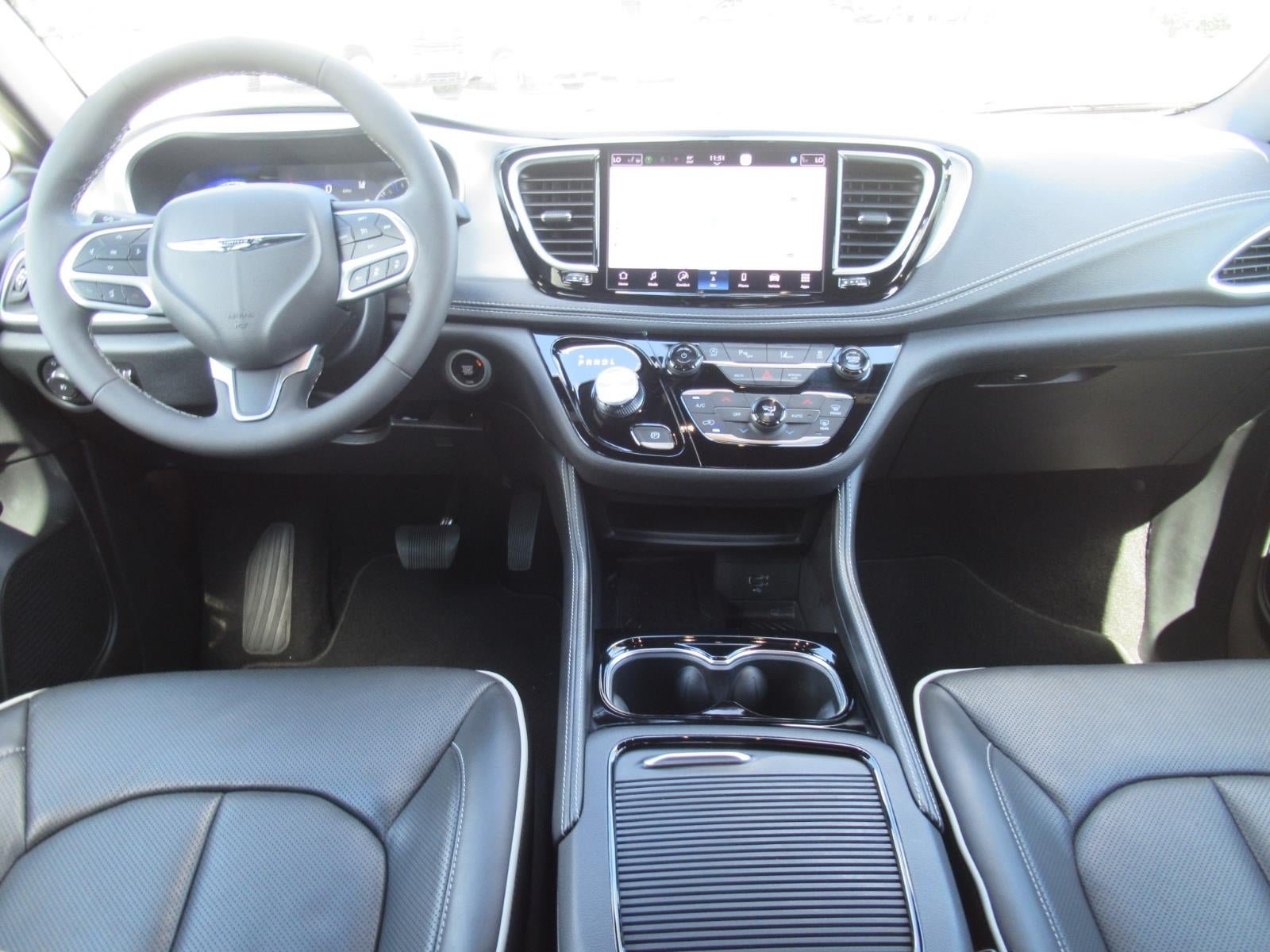 Used 2026 Chrysler Pacifica Limited FWD image 12