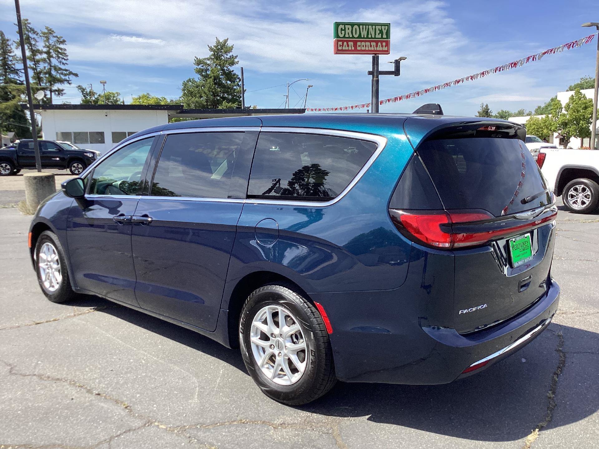 Used 2023 Chrysler Pacifica Touring-L FWD image 7