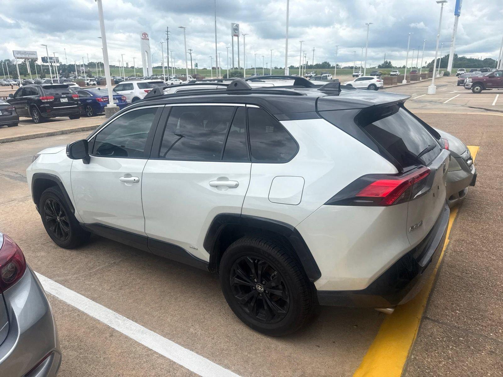 Used 2022 Toyota RAV4 XSE AWD/4WD image 2
