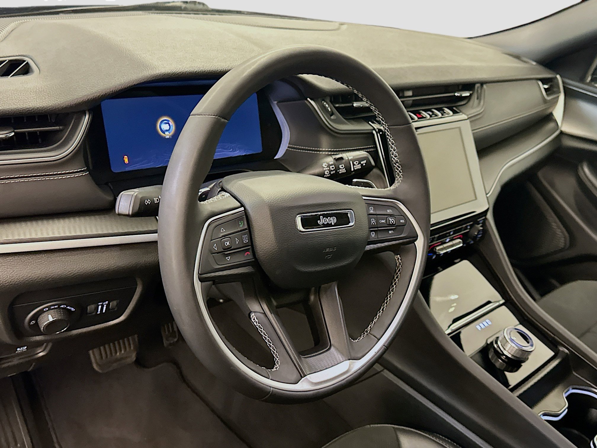 Used 2025 Jeep Grand Cherokee Altitude AWD/4WD image 18
