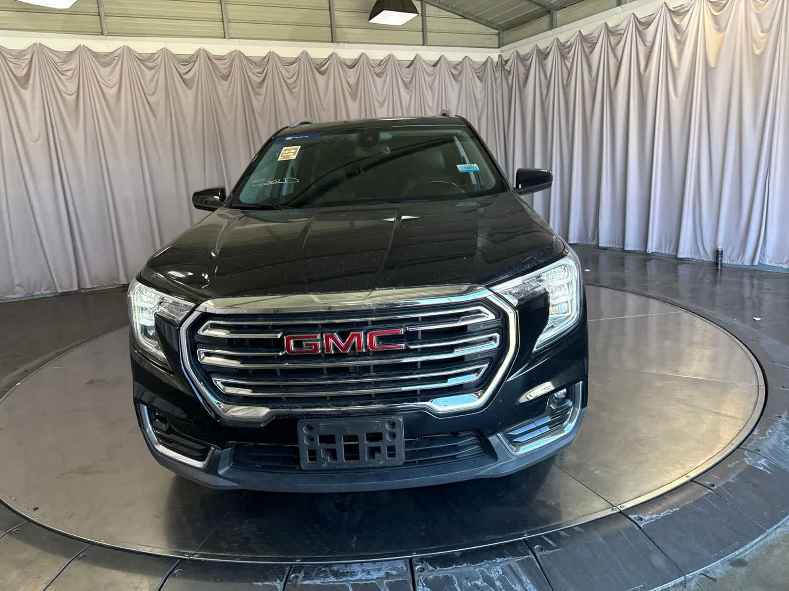 Used 2022 GMC Terrain SLT w/ Infotainment Package II FWD image 2