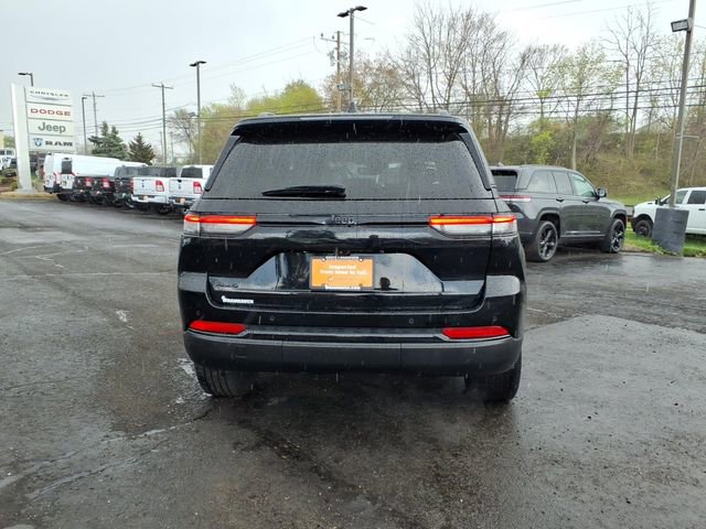 Used 2023 Jeep Grand Cherokee Altitude AWD/4WD image 4