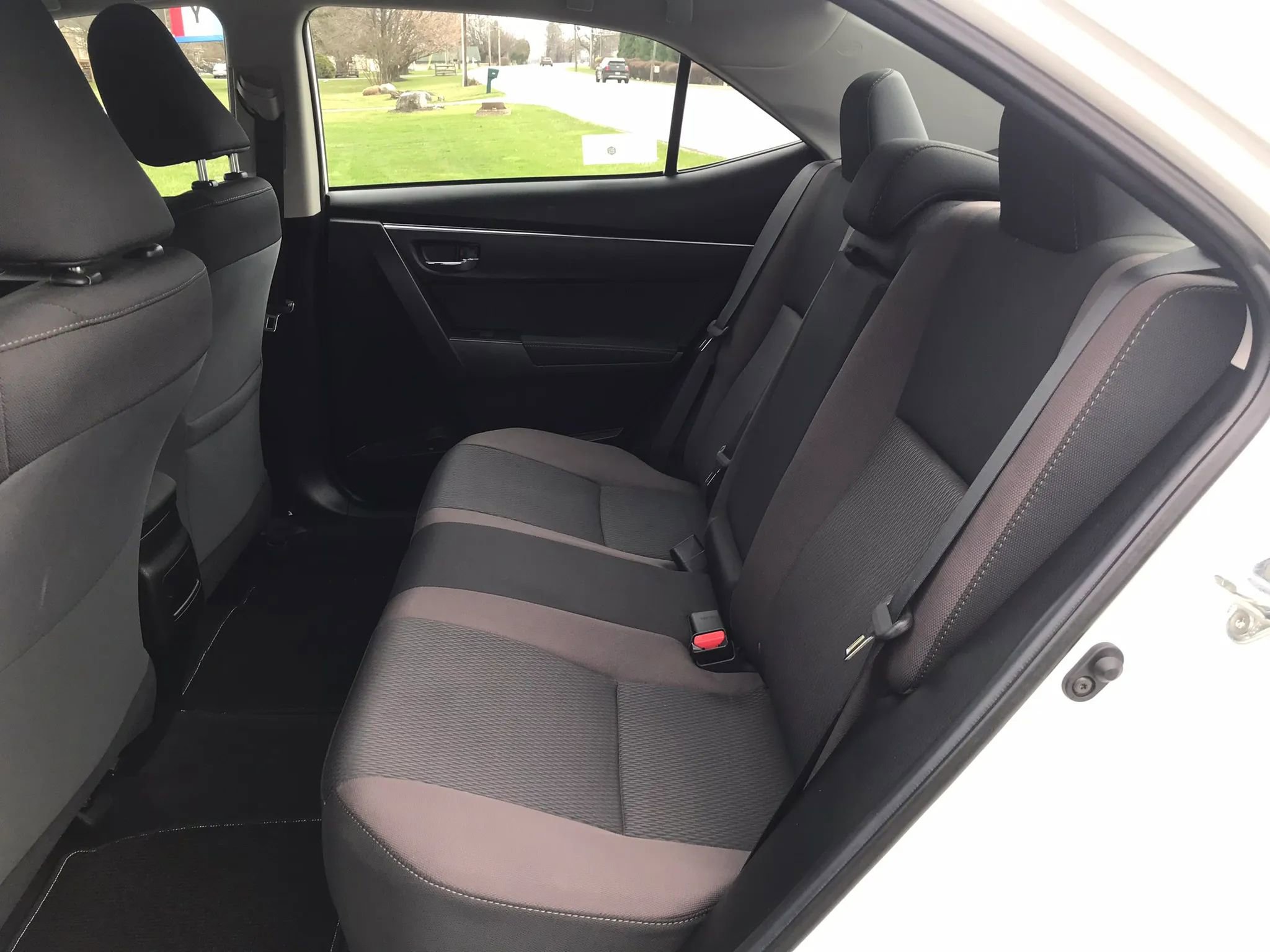 Used 2018 Toyota Corolla LE image 3